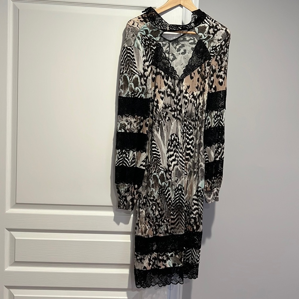 Beautiful multicolor dress with black lace accents and long sleeves. Size M/L